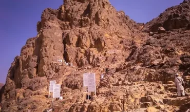 АС̣Х̣А̄Б ал-УХДӮД («люди рва»)