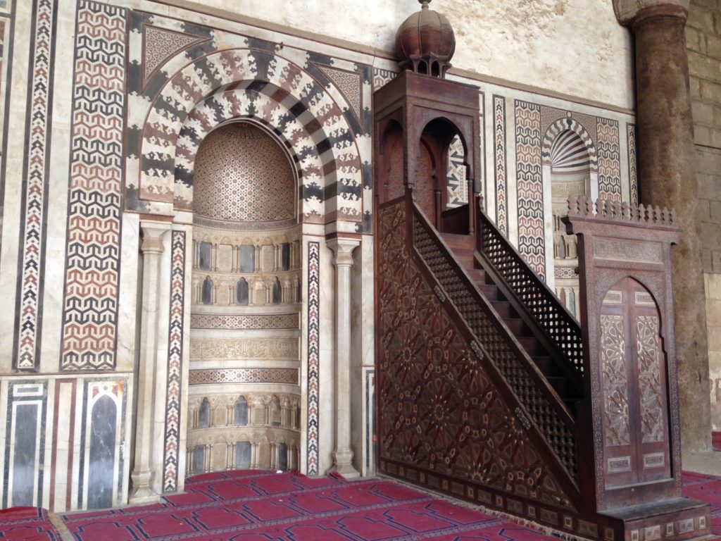 Mihrab ru. Михраб и минбар. Арабская архитектура михраб. Михраб и минбар в мечети. Голубая мечеть михраб.