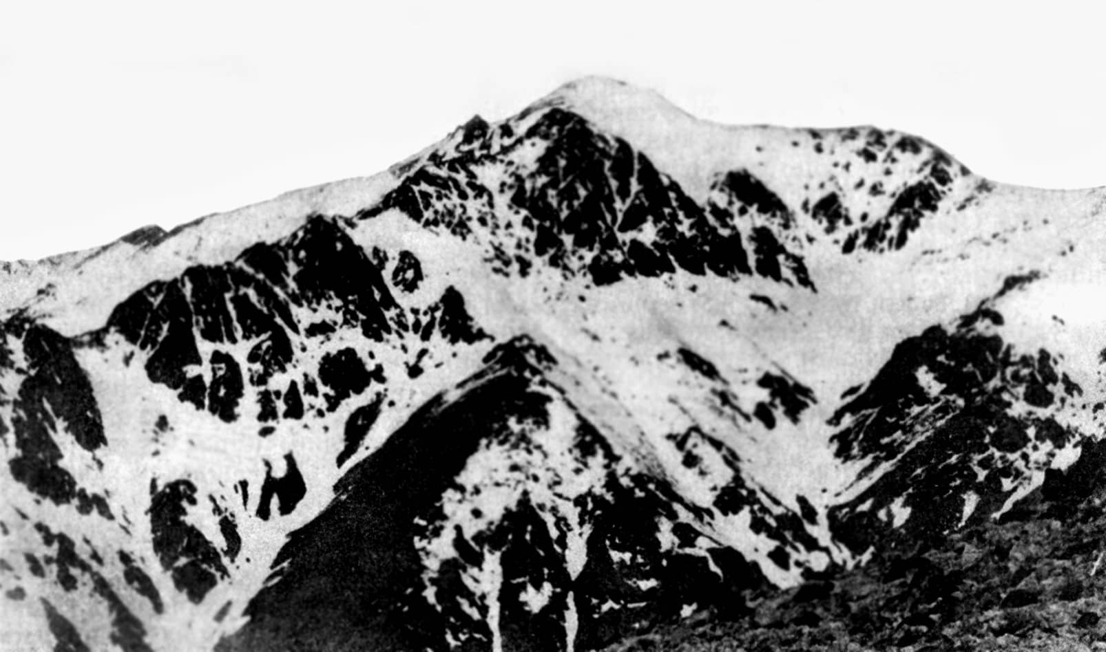Вид на гору Бобо-йи об с юго-восточной стороны. Фото А.Л.Огудина. Май 1973 г.