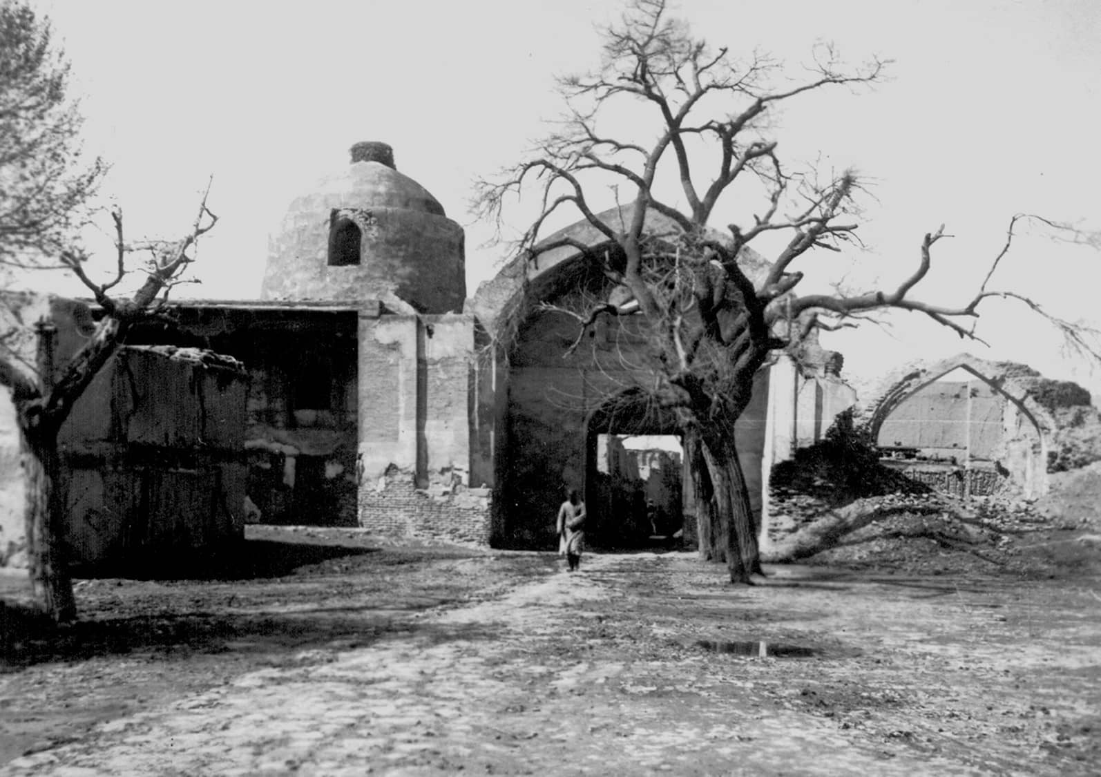 Вход на территорию мемориально-культового ансамбля Баха ад-дин Накшбанд, 1937 г., вид со стороны некрополя. Фото Б.Н.Засыпкина