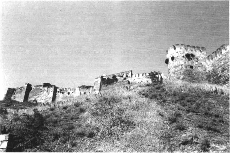 Стена дербентской крепости. Фото А.К.Аликберова, 1999 г.‎